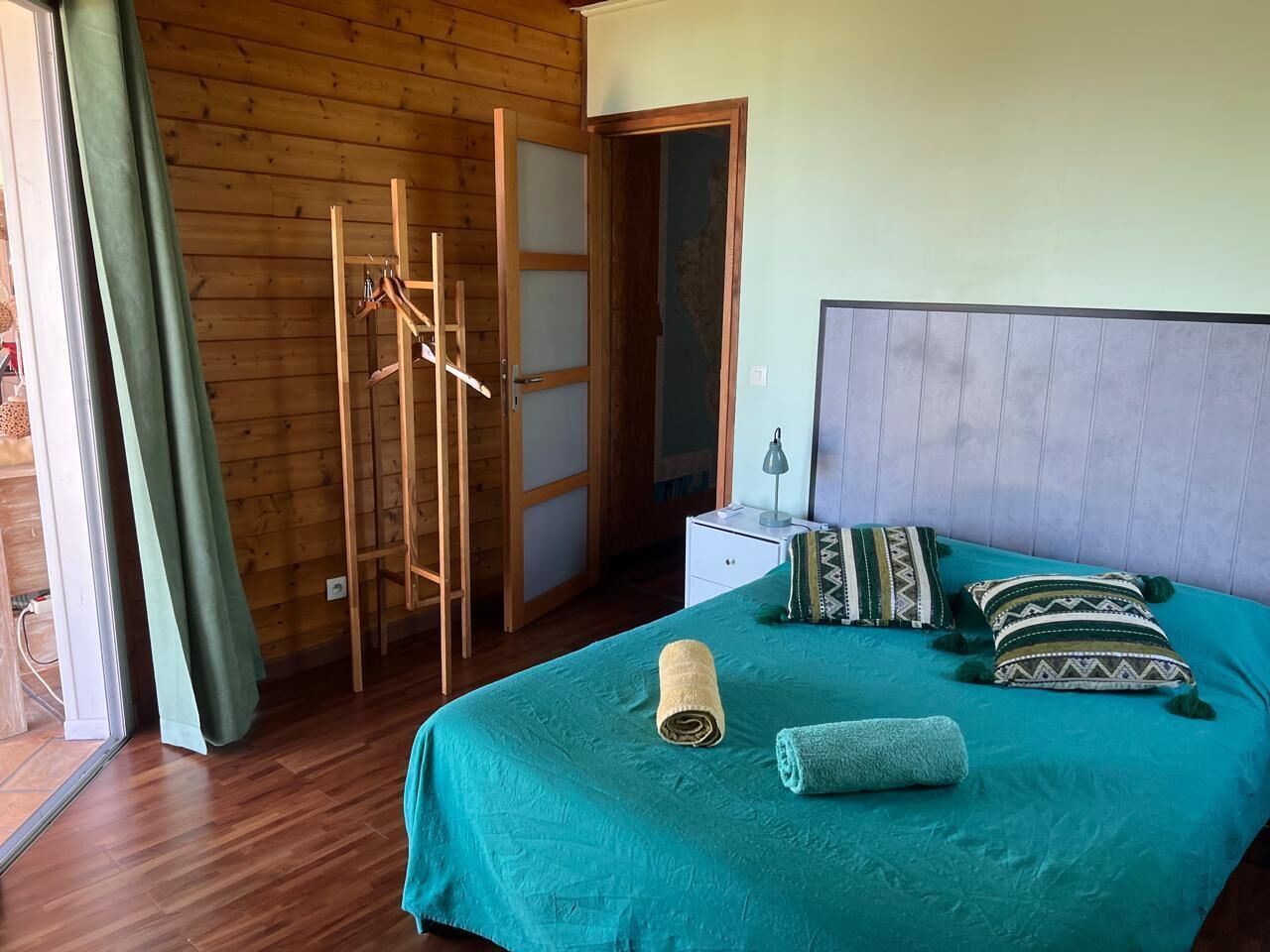 5 bedrooms, desk, iron/ironing board, travel cot