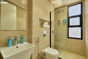 Apartment | Bathroom | Shower, hydromassage showerhead, free toiletries, hair dryer - bnbmehomes-3BR nr Riyadh Park & KAFD-F6 (Riyadh)