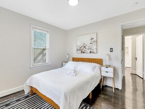 2 makuuhuonetta, työpöytä, Wi-Fi, vuodevaatteet