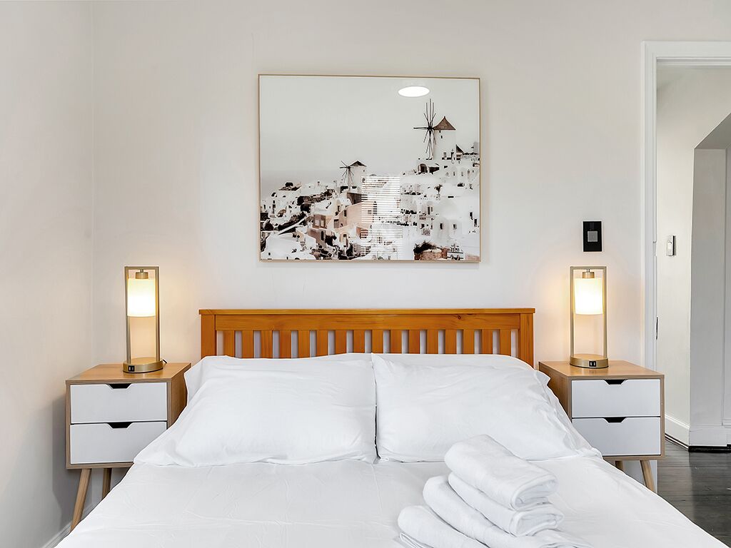 2 bedrooms, desk, WiFi, bed sheets