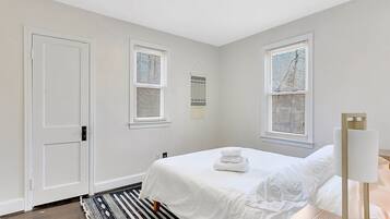 2 bedrooms, desk, WiFi, bed sheets