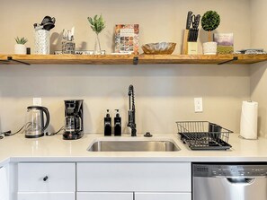 Fridge, oven, stovetop, dishwasher - This apartment is a 2 bedroom(s), 1 bathrooms, located in Berkley, MI. (Berkley)