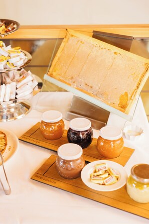 Frokostbuffé hver dag (EUR 10.00 per person)