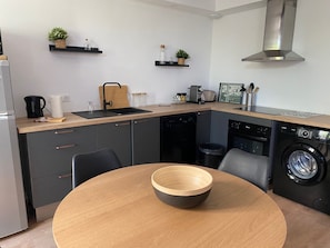 Kühlschrank, Mikrowelle, Ofen, Herdplatte