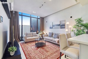 Apartamento, 2 quartos, cozinha | Área de estar | Smart TV 55 polegadas com canais via satélite