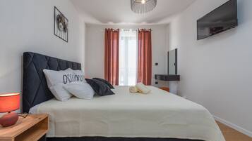 3 kamar tidur, tempat tidur bayi gratis, dan seprai linen