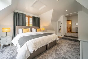 Deluxe House | 4 bedrooms, iron/ironing board, free WiFi, bed sheets