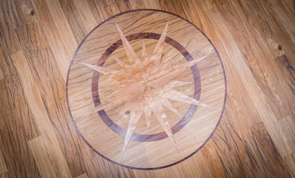 Un diseño circular de madera con un patrón central.