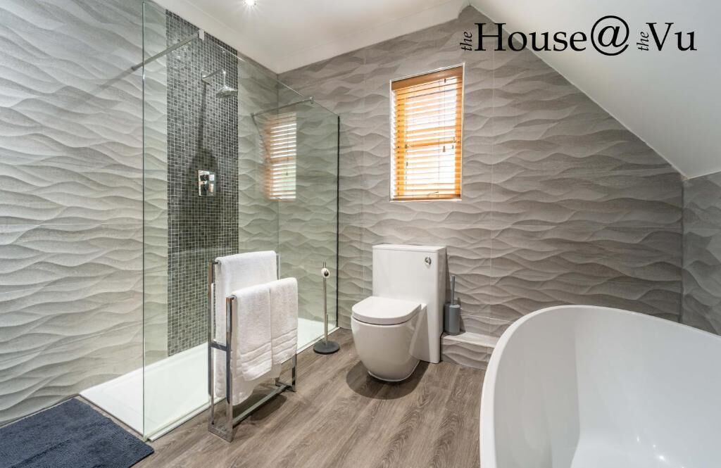 Deluxe House | Bathroom | Free toiletries, hair dryer, towels