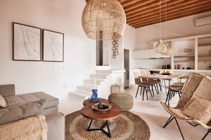 45-inch Smart TV with digital channels - Eutopia Suites Sifnos (Sifnos)