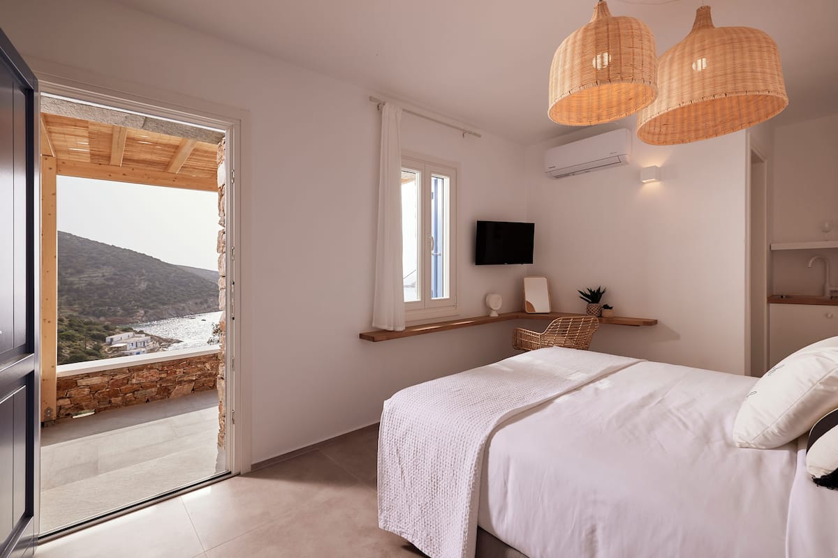 Deluxe Double Room, Sea View | Minibar, soundproofing, iron/ironing board, free WiFi