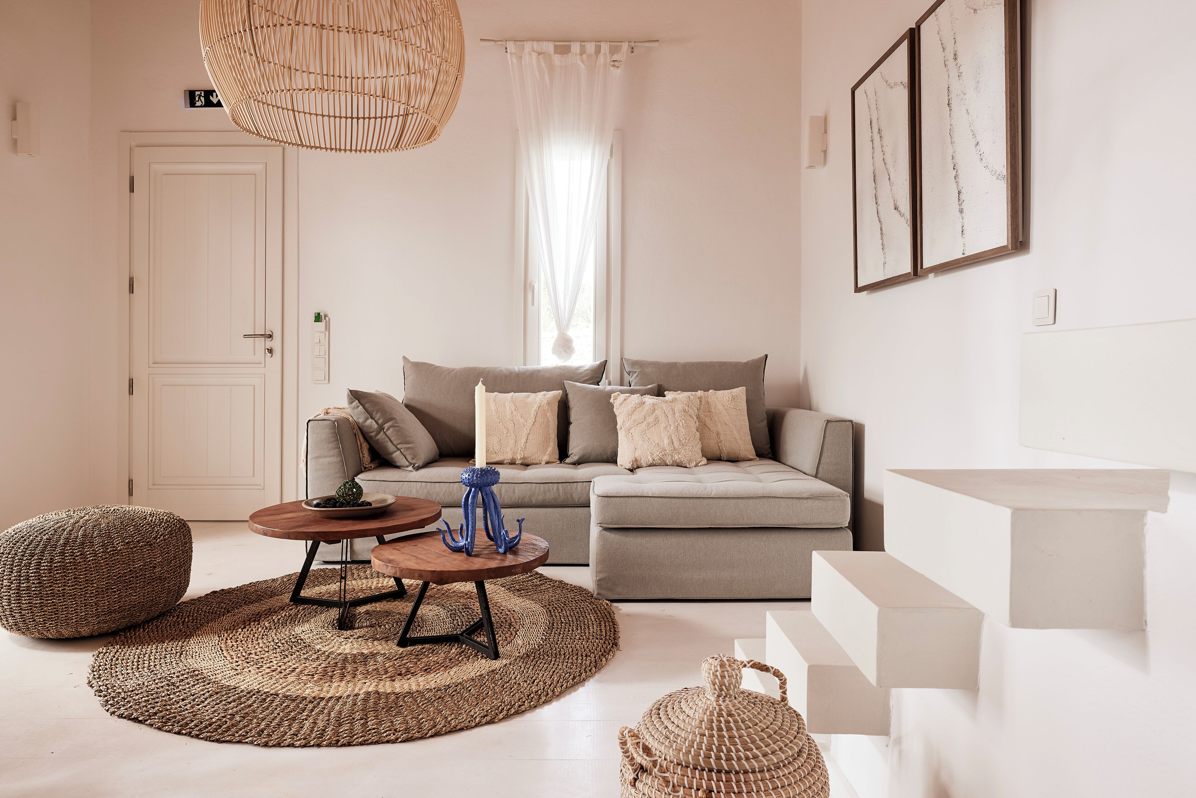 Una sala de estar moderna con un sofá, una mesa de centro y elementos decorativos.