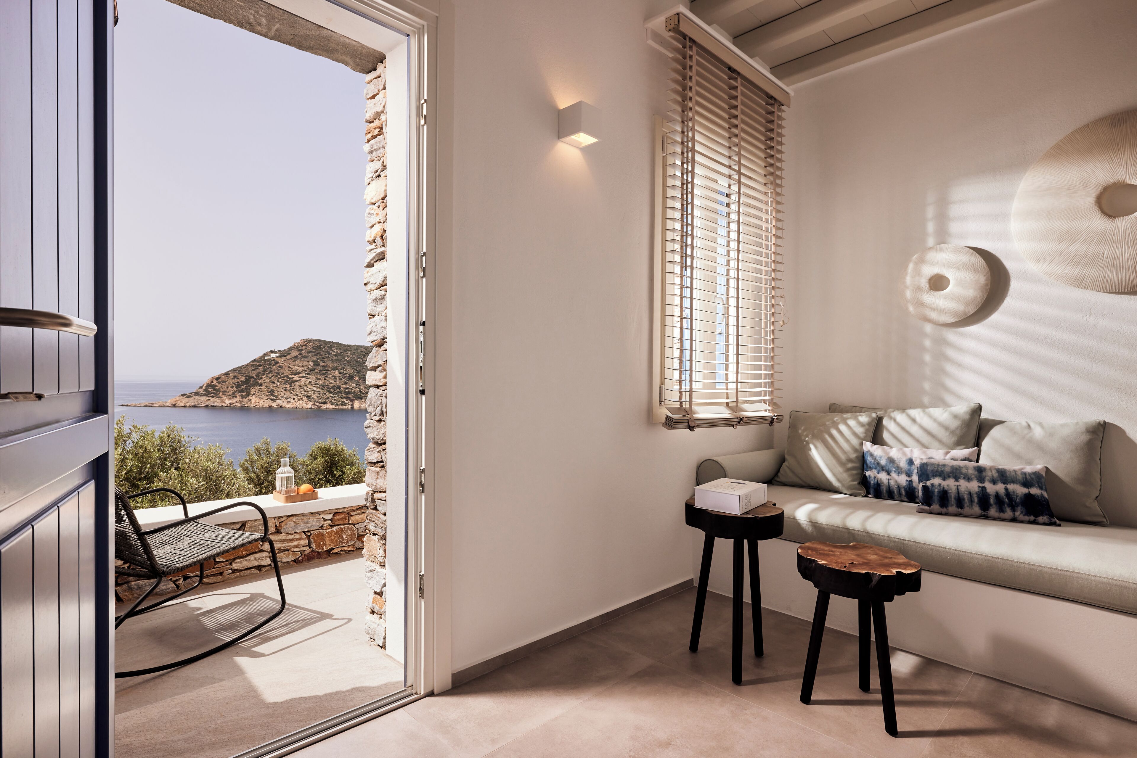Junior Suite With Sea View | 起居区 | 45-英寸智能电视（配备数码频道）