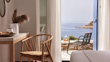 Junior Suite With Sea View | Oleskelualue | 45–tuumainen äly-TV, jossa digitaalikanavat