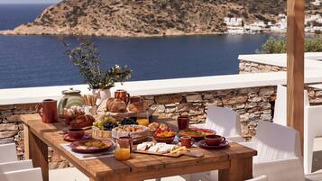 Free daily cooked-to-order breakfast