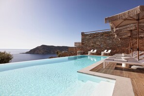 Seasonal outdoor pool, pool umbrellas, sun loungers - Eutopia Suites Sifnos (Sifnos)