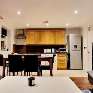House | 4 bedrooms, desk - Garden Flat of a Charming Victorian Property in Central London With Aircon and Family-friendly (London)
