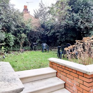 4 bedrooms, desk - Garden Flat of a Charming Victorian Property in Central London With Aircon and Family-friendly (London)