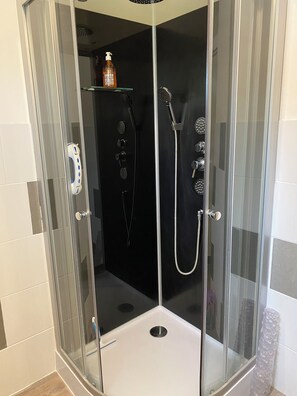 Douche, sèche-cheveux, serviettes fournies, savon