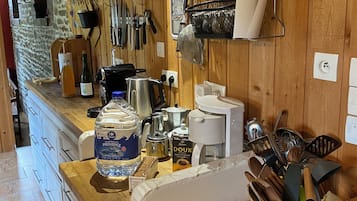 Geladeira, micro-ondas, fogĂŁo, cooktop