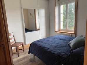 5 slaapkamers, een bureau, een strijkplank/strijkijzer, gratis wifi