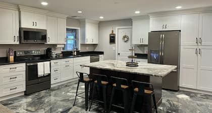 Gorgeous pool home in South Lakeland. Family and pet friendly!