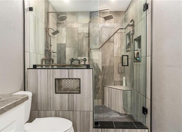 Een douche, een bubbelbad, een haardroger, handdoeken
