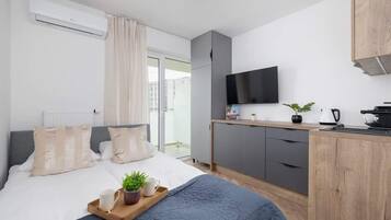 Iron/ironing board, WiFi, bed sheets