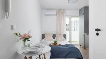 Iron/ironing board, WiFi, bed sheets