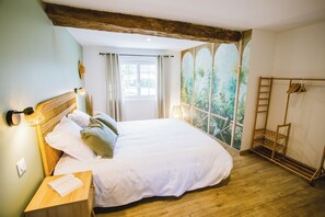 2 chambres, bureau, fer et planche à repasser, lit parapluie