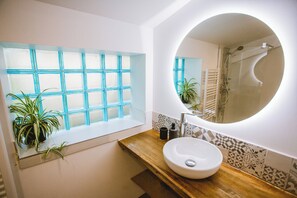 Shower, jetted tub, hair dryer, towels