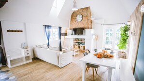 Un espacio habitable amplio y luminoso con entrepiso, comedor y cocina.