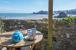 Outdoor dining - 1 Sunnycove, holiday property Tenby, Sleeps 4, 2 bedrooms,  bathrooms (Tenby)