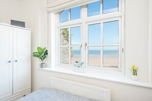 Interior - 1 Sunnycove, holiday property Tenby, Sleeps 4, 2 bedrooms,  bathrooms (Tenby)