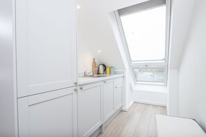 Microwave, dishwasher, toaster, cookware/dishes/utensils - 1 White Lion Street, Tenby Cottage Tenby, Sleeps 5, 3 bedrooms,  bathrooms (Tenby)