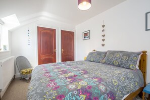 3 bedrooms, iron/ironing board, Internet - 10 Green Meadow Close, holiday property Marloes, Sleeps 4, 3 bedrooms, bathrooms (Haverfordwest)