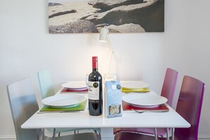 Dining - 10 Green Meadow Close, holiday property Marloes, Sleeps 4, 3 bedrooms, bathrooms (Haverfordwest)