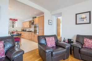 DVD player - 2 Coastal View, Holiday Home Llanunwas, Solva, Sleeps 2, 1 bedrooms,  bathrooms (Haverfordwest)