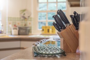 Microwave, dishwasher, toaster, cookware/dishes/utensils - 2 Dingle Cottage, Holiday Cottage Waterwynch, Tenby, Sleeps 6, 3 bedrooms,  bathrooms (Tenby)