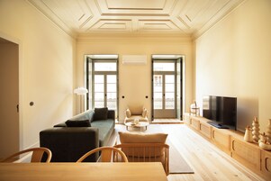 Deluxe appartement | Woonruimte | Een flatscreentelevisie