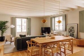 Leilighet – superior, balkong | Oppholdsområde | Flatskjerm-TV