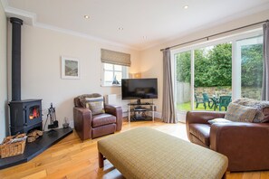 DVD player - 3 Stable Yard, Holiday Cottage St Davids, Sleeps 6, 3 bedrooms,  bathrooms (St Davids)