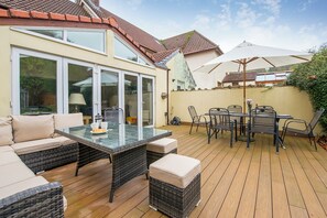 Outdoor dining - 3 The Glen, holiday property Saundersfoot, Sleeps 8, 4 bedrooms, bathrooms (Saundersfoot)
