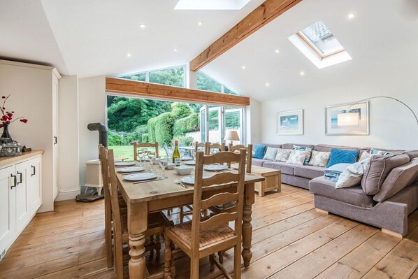 Interior - 3 The Glen, holiday property Saundersfoot, Sleeps 8, 4 bedrooms, bathrooms (Saundersfoot)