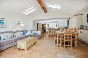 Fireplace, DVD player - 3 The Glen, holiday property Saundersfoot, Sleeps 8, 4 bedrooms,  bathrooms (Saundersfoot)