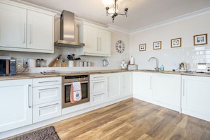 Mikrobølgeovn, opvaskemaskine, brødrister