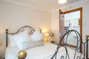 3 bedrooms, iron/ironing board, internet - 4 The Strand, Holiday Cottage Saundersfoot, Sleeps 6, 3 bedrooms,  bathrooms (Saundersfoot)