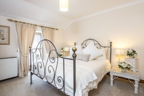 3 bedrooms, iron/ironing board, internet - 4 The Strand, Holiday Cottage Saundersfoot, Sleeps 6, 3 bedrooms,  bathrooms (Saundersfoot)