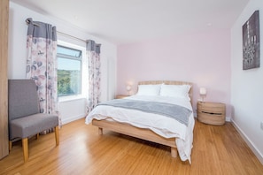 3 bedrooms, iron/ironing board, internet