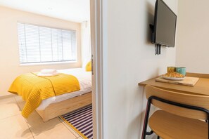 1 bedroom, iron/ironing board, internet - 8 Croft Court, Holiday home Tenby, Sleeps 2, 1 bedrooms,  bathrooms (Tenby)